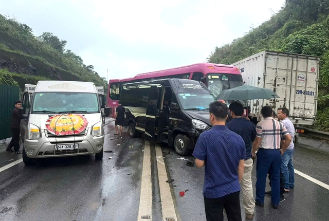 Hien-truong-vu-TNGT-lien-hoan-4-xe-tren-cao-toc-Noi-Bai-Lao-Cai-un-tac-cuc-bo-hai-chieu-tai-Km-22.webp