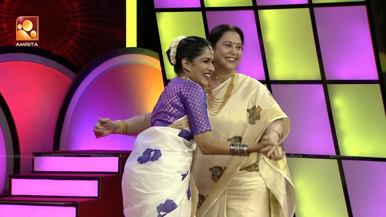 Matured Geetha Latest Sexy Navel Slips in Kerala Saree.mkv_snapshot_00.43.086