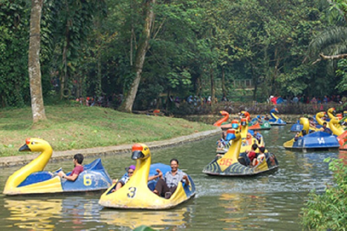 Sarana rekreasi di Taman Margasatwa Ragunan.