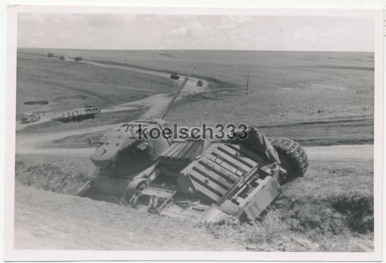 Foto englischer Matilda II Panzer der russischen Armee im Graben Lend Lease Tank