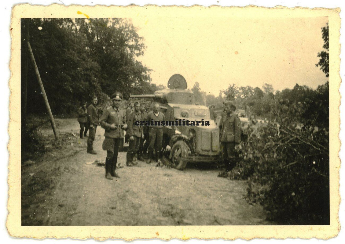 Orig. Foto Soldaten mit russ. Beute Panzerspähwagen BA-10 Panzer in Russland '41