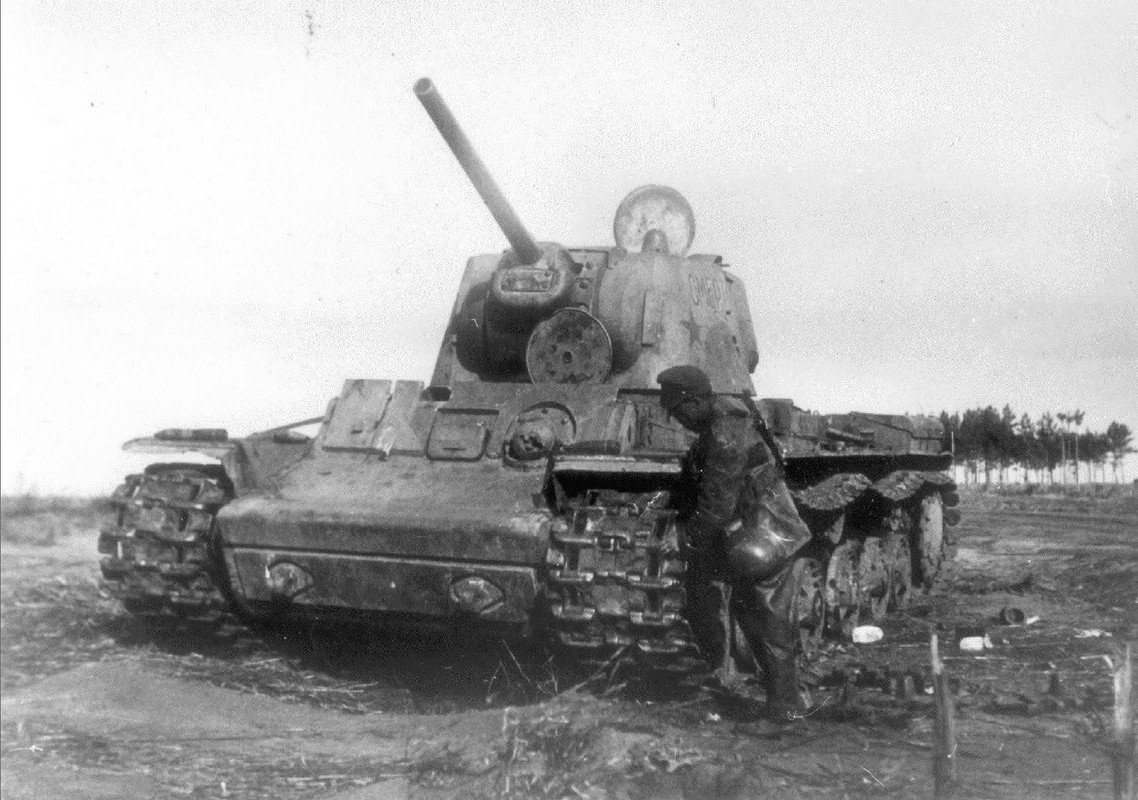 Венгерский солдат осматривает КВ-1, брошенный неподалеку от р.До