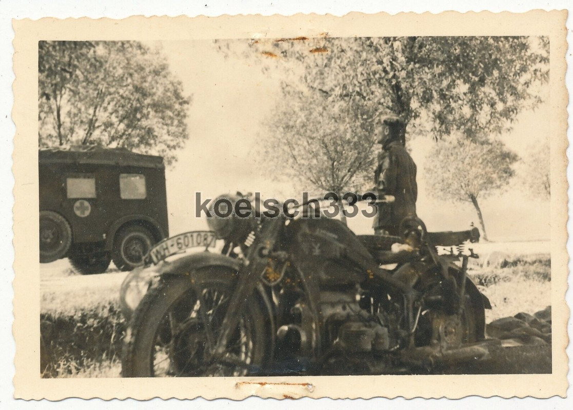 Foto Zündapp Motorrad der Wehrmacht mit Kennung der 17. Panzer Div. vor Sankra