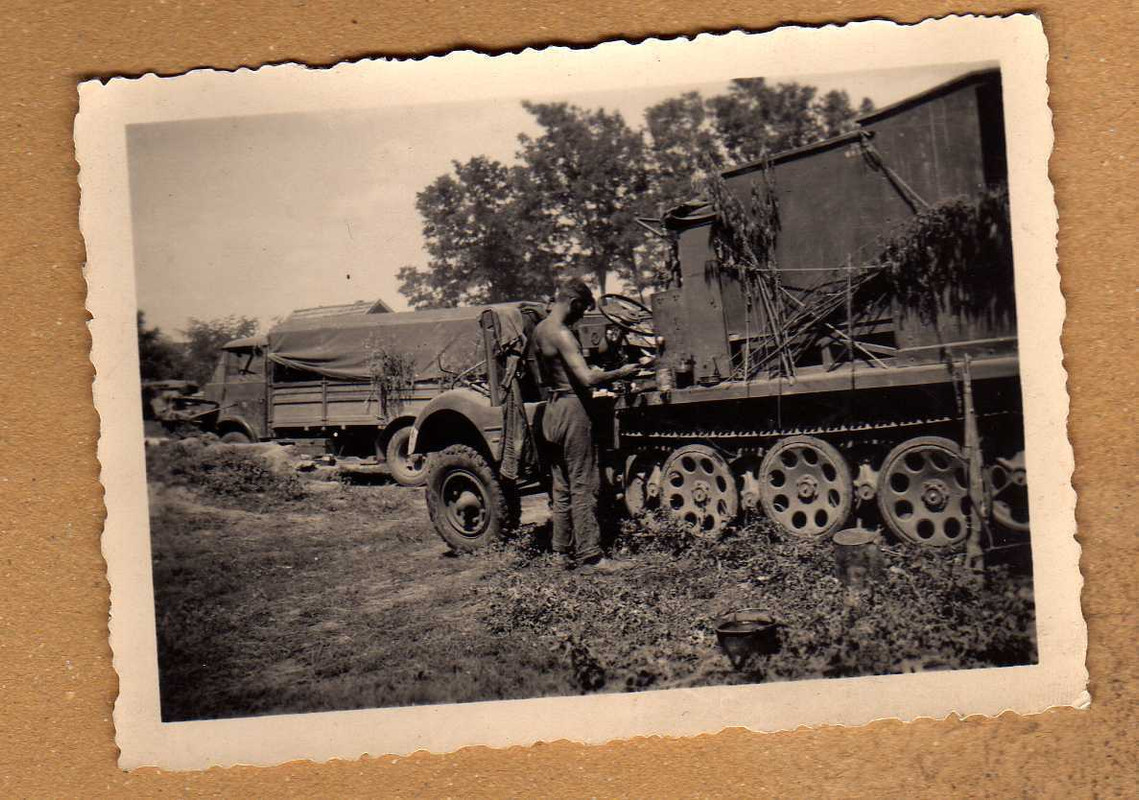 Wehrmacht Halbketten Fahrzeug mit Soldat schöne Ansicht
