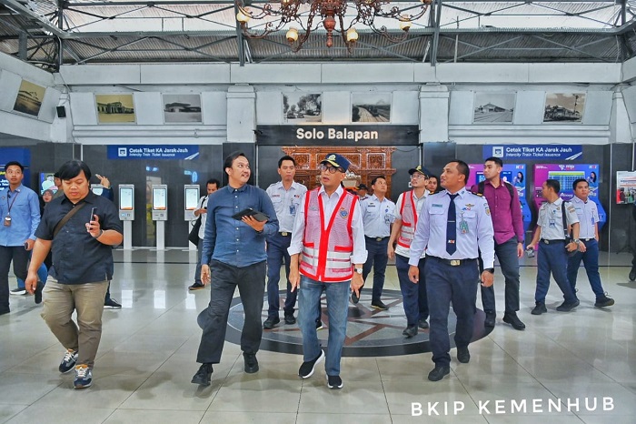 Menteri Perhubungan Budi Karya Sumadi saat meninjau stasiun di Kota Solo pada Minggu (10/3/2024).