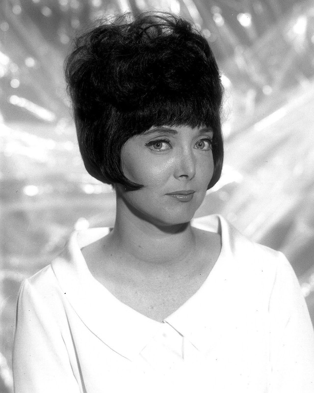 carolyn_jones_b17