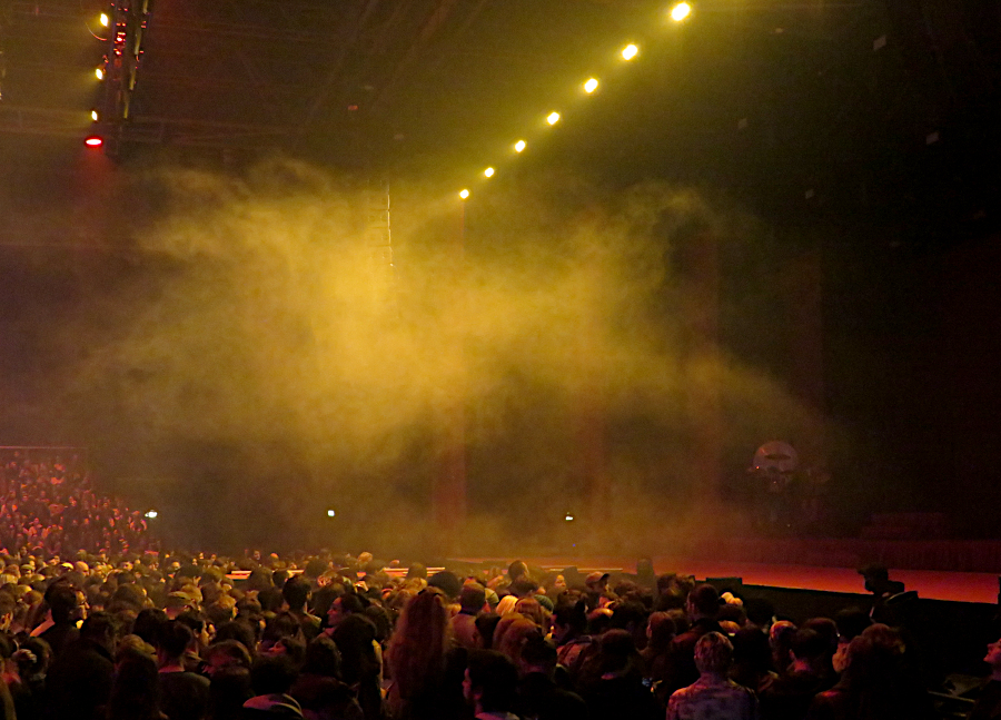 Concert de Solann au Zénith de Paris, nuage lâché au-dessus de la scène et des gens