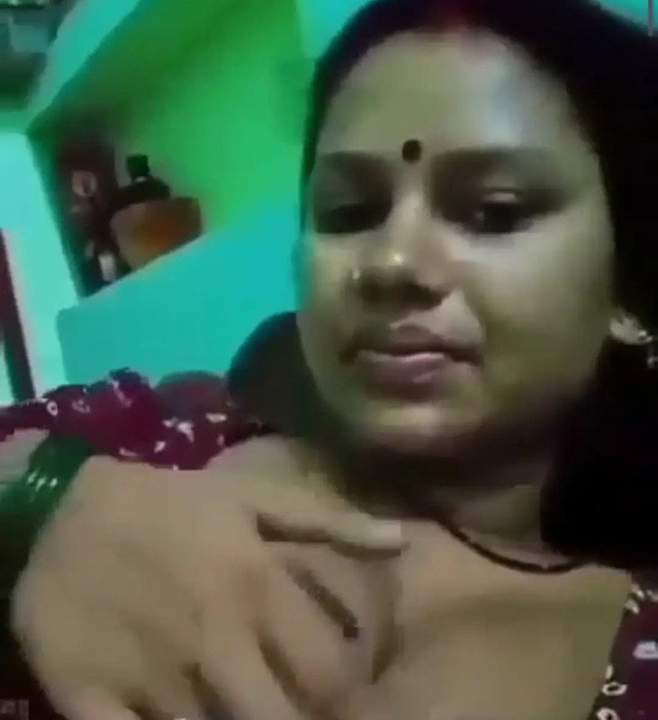 mallu desi aunty showing big boobs and pressing