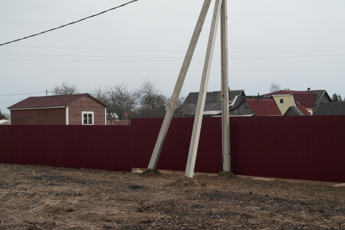 Фрагмент забора из профнастила