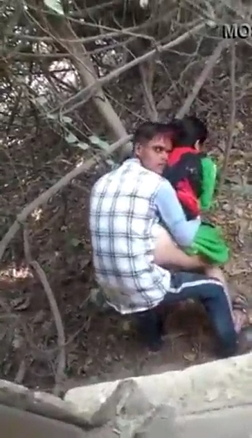 Desi Couple Caught Fucking Outdoor 
