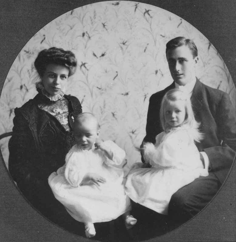 Franklin D. Roosevelt y Eleanor Roosevelt con Anna y James, retrato formal en Hyde Park, Nueva York 1908