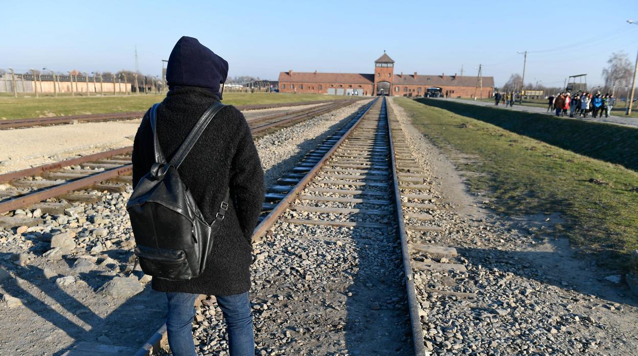 Netflix rectifica un documental sobre los campos de exterminio nazi tras las quejas de Polonia Netflix rectifica un documental sobre los campos de exterminio nazi tras las quejas de Polonia