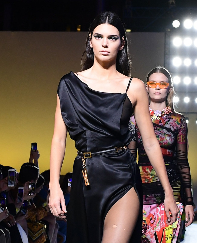 Kendall Jenner Legs in Pantyhose – Versace Fashion Show in Milan | LEGS ...