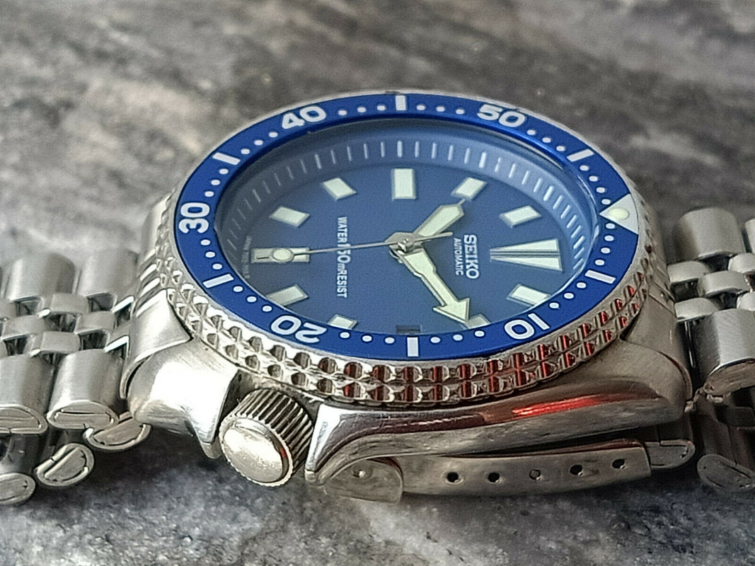 seiko blue face dive watch
