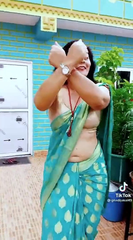 [Image: Nepali-Aunty-Sexy-big-navel-in-green-sar...05-307.jpg]