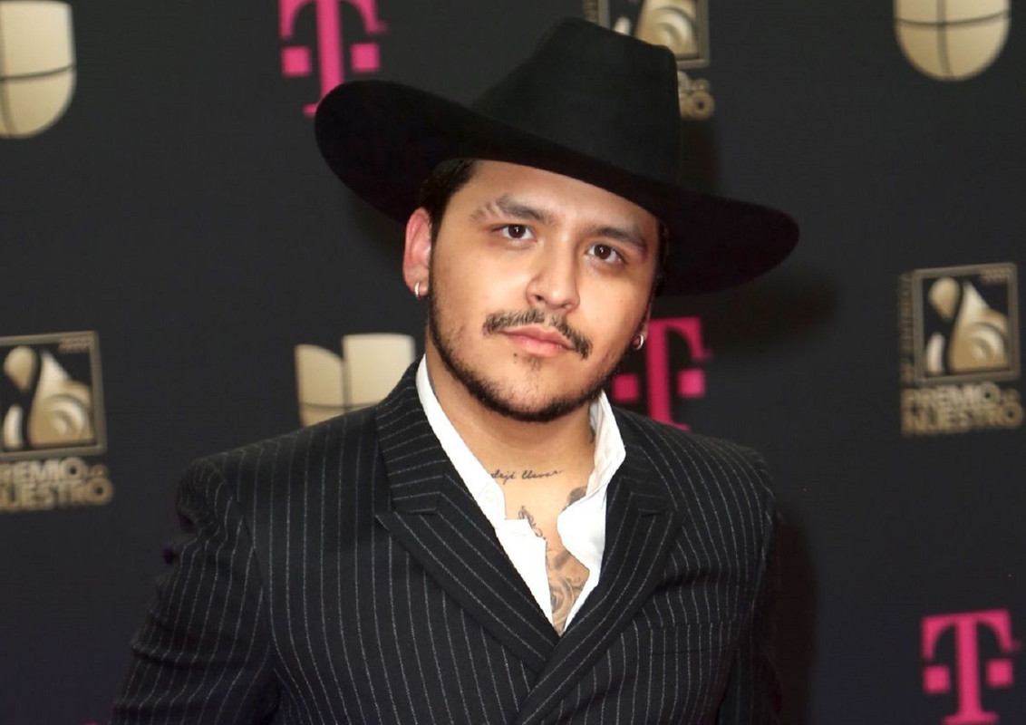 Christian Nodal, foto inédita deja ver cómo le borraron el tatuaje de Belinda