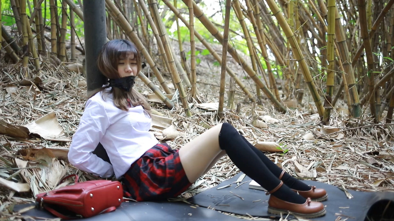 猎美 林中少女（上） 首部户外实景绑架片、首次双匪调教全程户外、剧情悬疑、更有清纯少女.mp4_20220510_081547.298