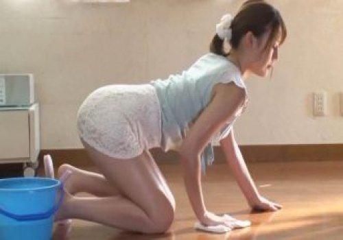 Cô em giúp việc đang lau nhà thì bị ông chủ đè ra hiếp