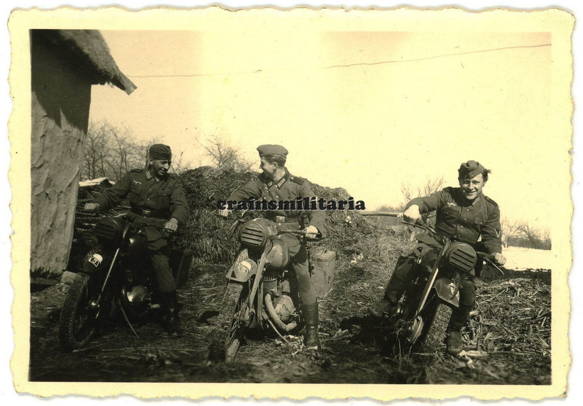 Orig. Foto Kradmelder der GD mit Zündapp Motorrad m. GD Wappen Ärmelband2