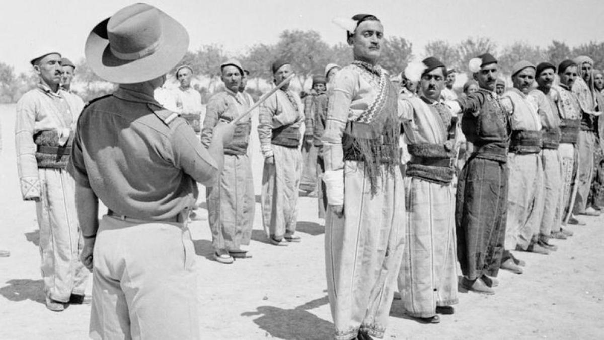 Un instructor del ejército británico da las primeras órdenes a los soldados recién reclutados en Irak, entre los cuales había miembros del pueblo kurdo