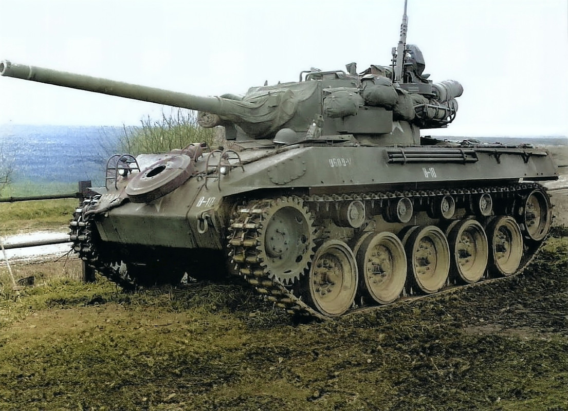 Photos colorisees  - Page 38 M18-Hellcat-du-827e-bataillon-de-chasseurs-de-chars-1944