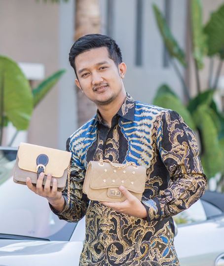 Tom bersama produknya
