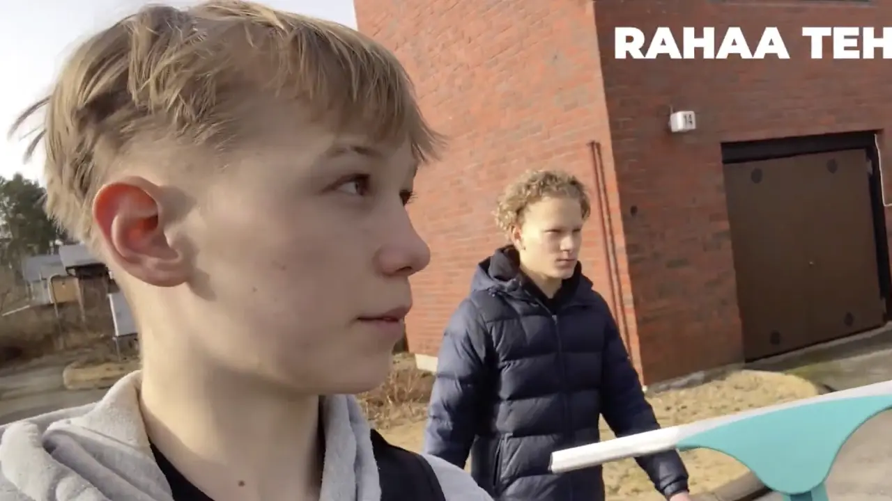 Ville ja Joonatan kävelemässä tiellä ikkunanpesutavaroiden kanssa