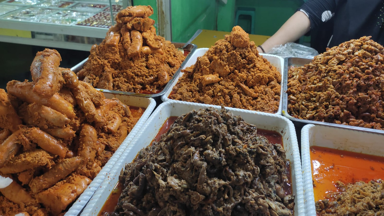 Aneka olahan telur ikan dan jeroan ikan bandeng di gerai Mbak Iis, Pasar Kota Gresik, Jawa Timur.