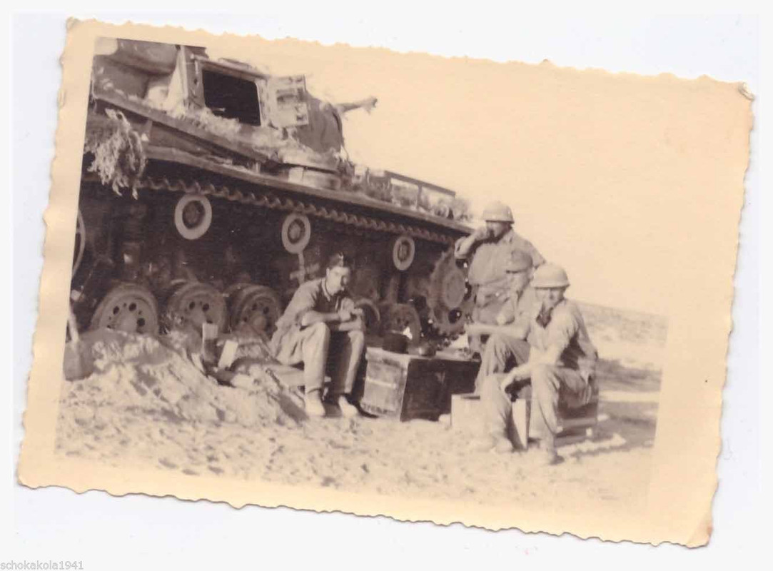 Foto Afrika deutsche Panzer im Wüstensand