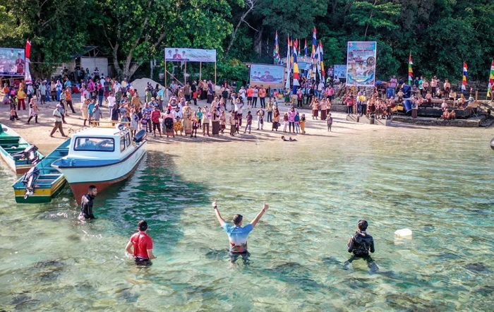 Sandiaga Uno saat mencoba sensasi berenang di Pulau Tubir Seram, Kabupaten Fakfak, Papua Barat.
