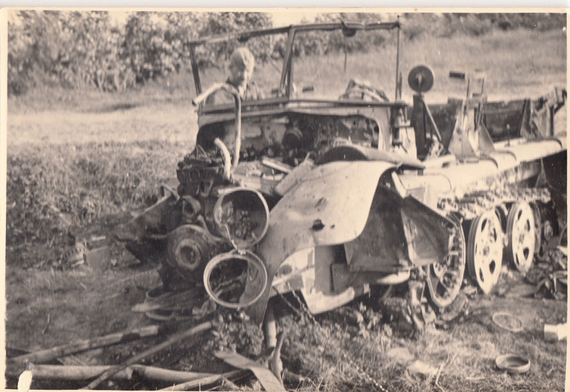 Wehrmacht Soldat & zerstörte leichte Halbketten-Zugmaschine LKW 