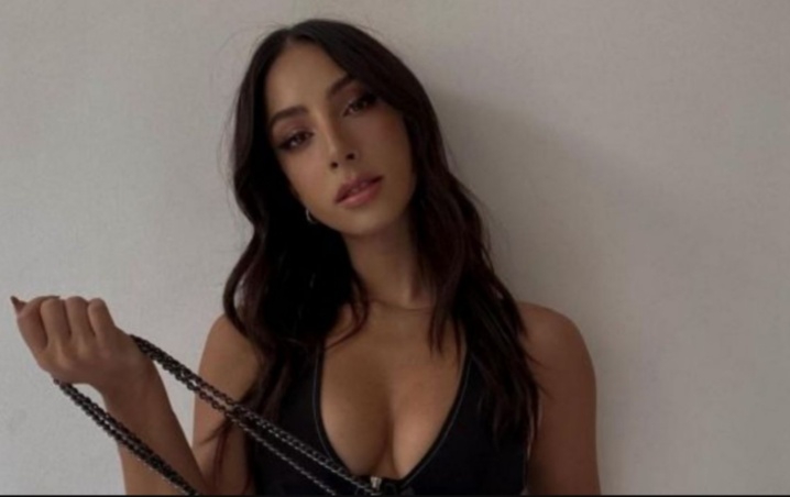 María Chacón rompe las redes con este look de blusa rosa y jeans ajustados