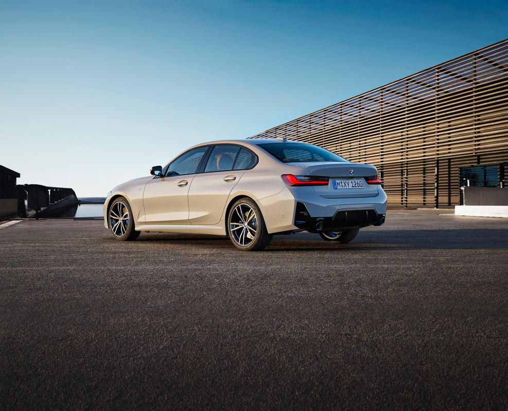 P90462505_highRes_the-new-bmw-3-series