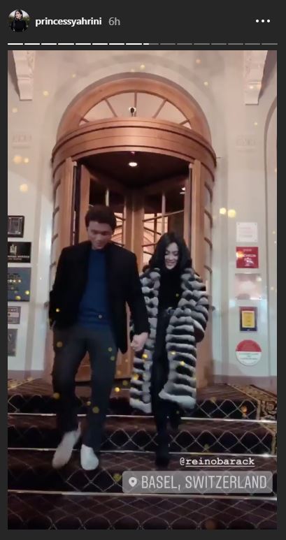 Syahirni & Reino Barack bergandengan tangan