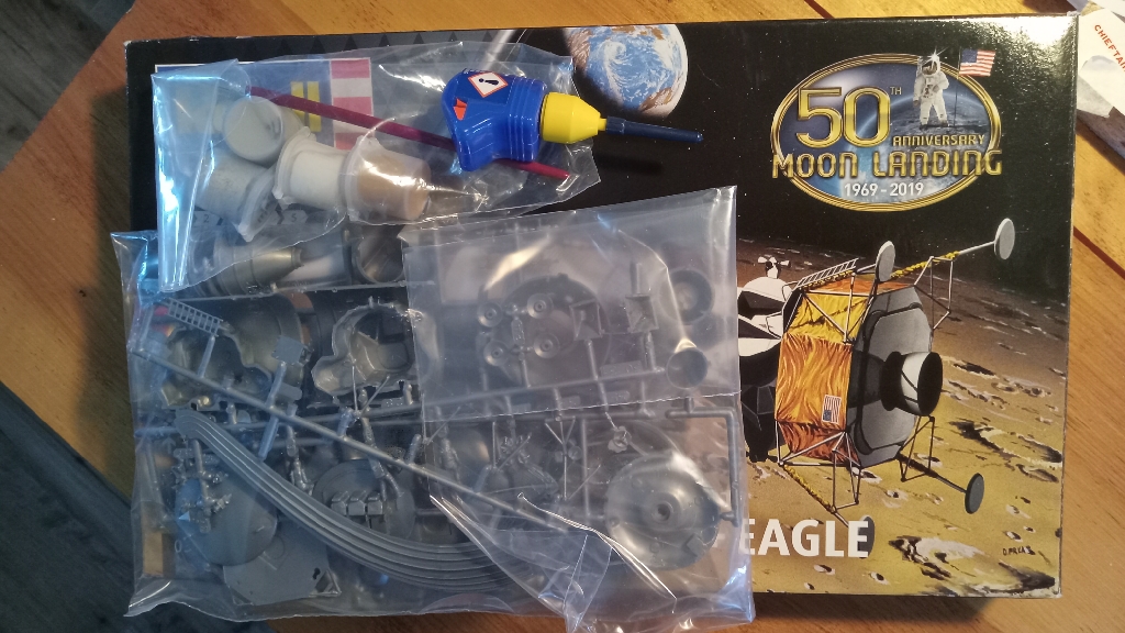 Slow build of classic Revell 1/96 Apollo spacecraft. - The Slow build of classic Revell 1/96 Apollo spacecraft. - The