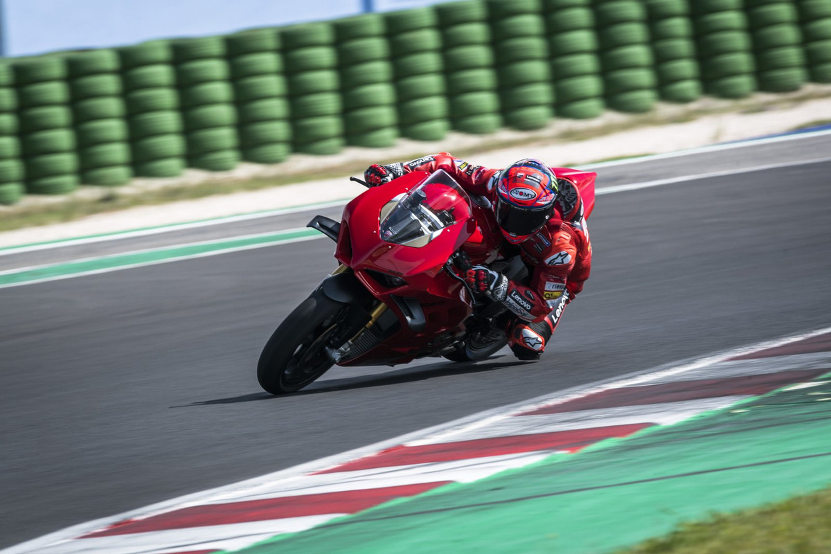 Супербайк Ducati Panigale V4 2022