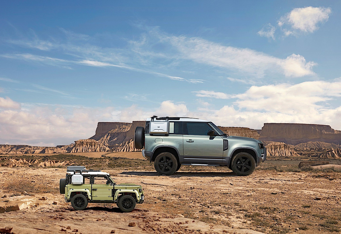 2020 Land Rover Defender LEGO Technic (1)