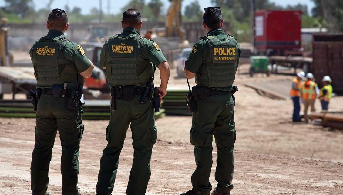 Despiden a dos agentes de la Policía Fronteriza por burlarse de migrantes