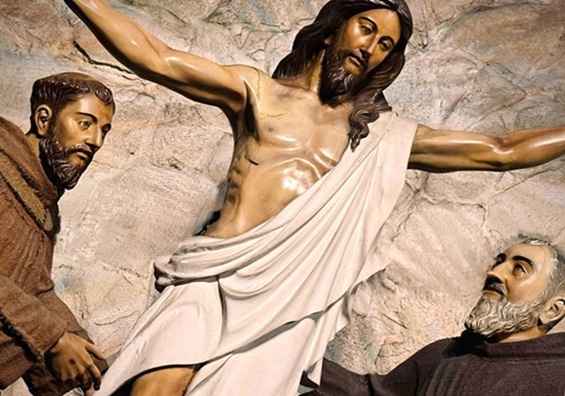 Il Santo Volto di Gesù in padre Pio da Pietrelcina dans Commenti al Vangelo Padre-Pio-Ges-e-San-Francesco-d-Assisi