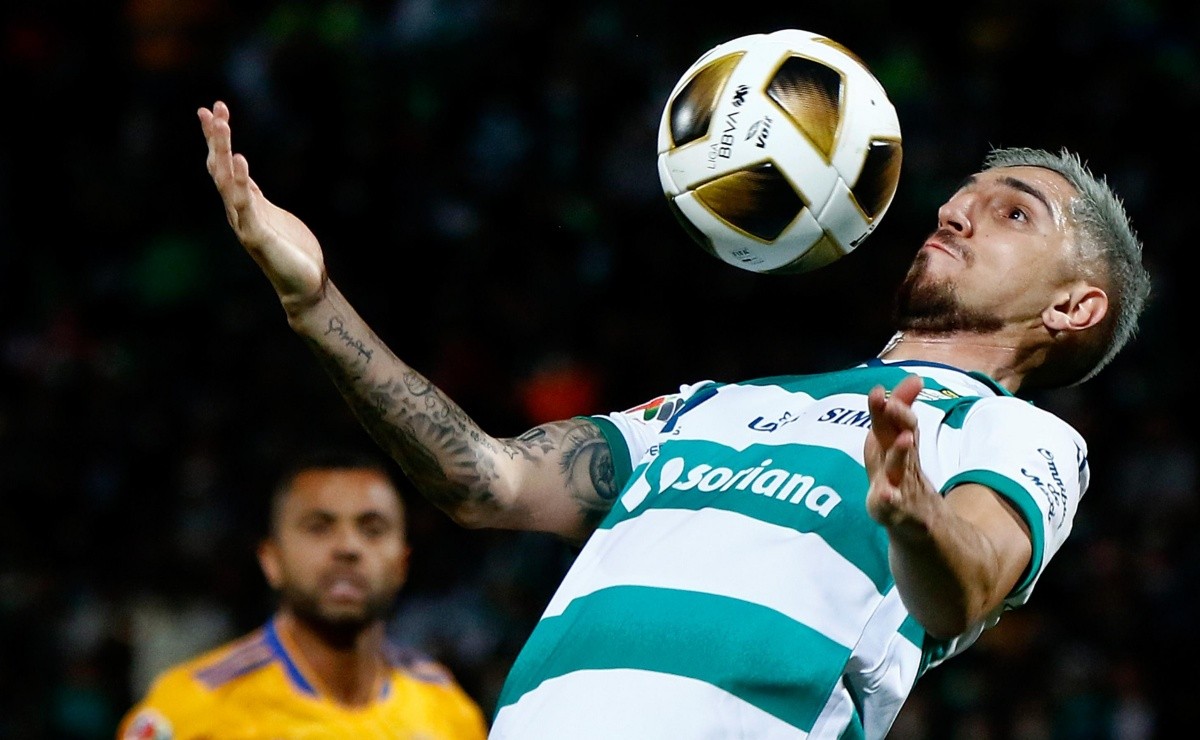 Diego Valdés arribó a la CDMX para finiquitar su traspaso al Club América