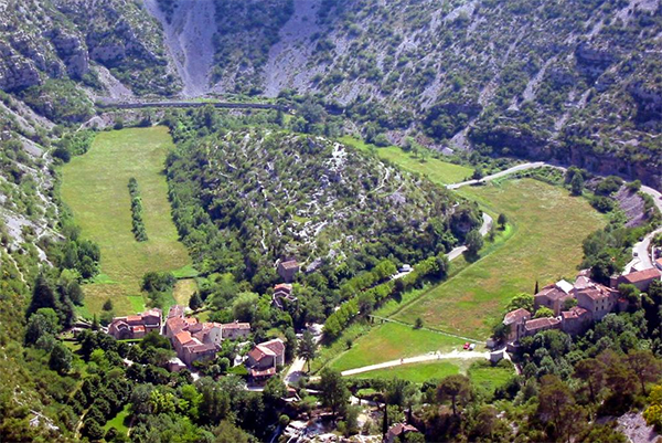 Petites routes - Page 2 Village-navacelles