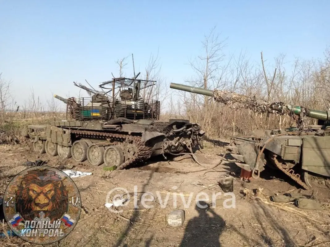 Photos guerre d ukraine - Page 32 Des-chars-T72-ukrainiens-abandonn-s-pr-s-de-Tonenko-e-L-un-d-eux-est-un-T72-B3-qui-avait-t-captur