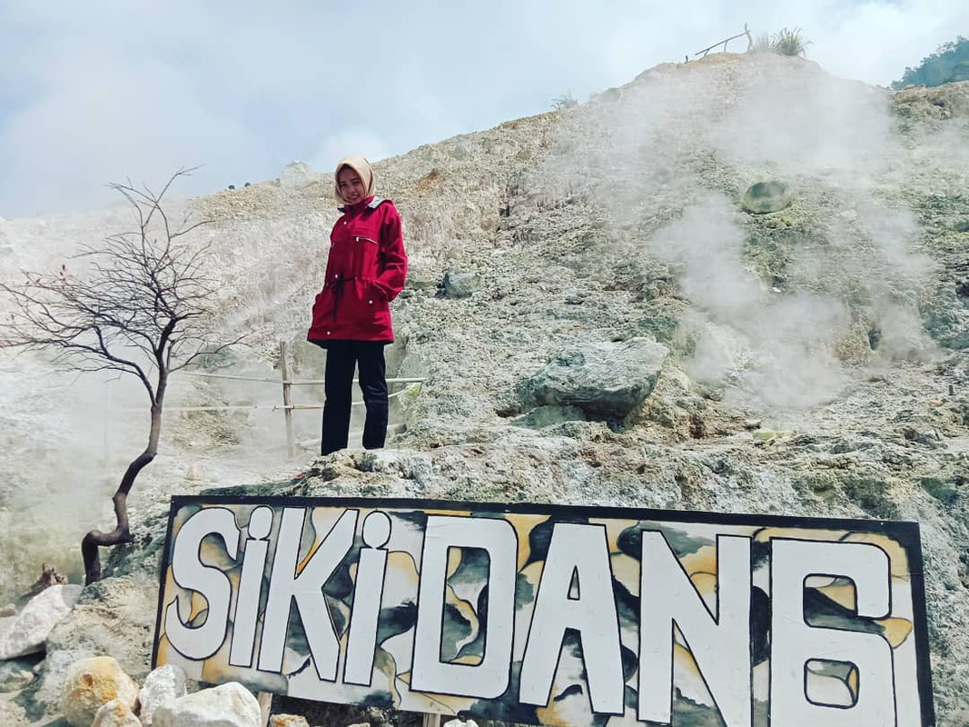 Pengunjung di Kawah Sikidang Dieng.