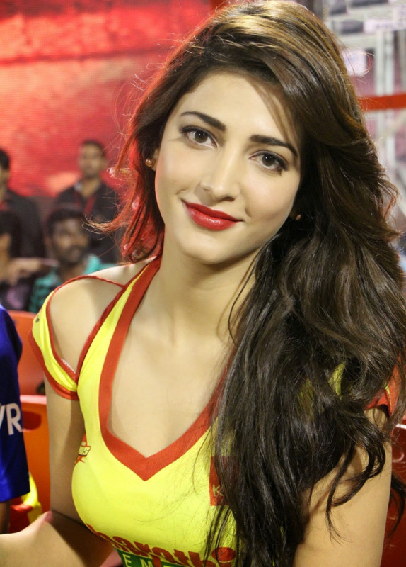 [Image: e61b0-shruti-at-chennai-rhinos-vs-karnat...tch-11.jpg]