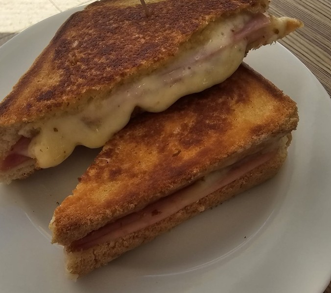 Sándwich de jamón York y queso