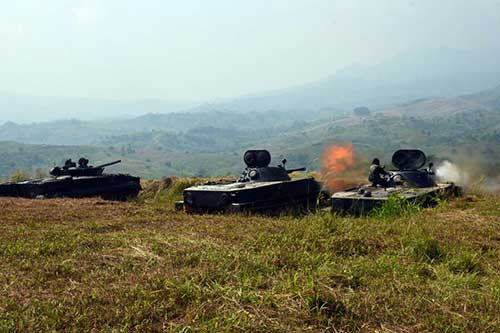 PT-76-indonesia-Balr-l-jobbra-BMP-3-F-PT-76-M-s-PT-76-tart-lyok.jpg