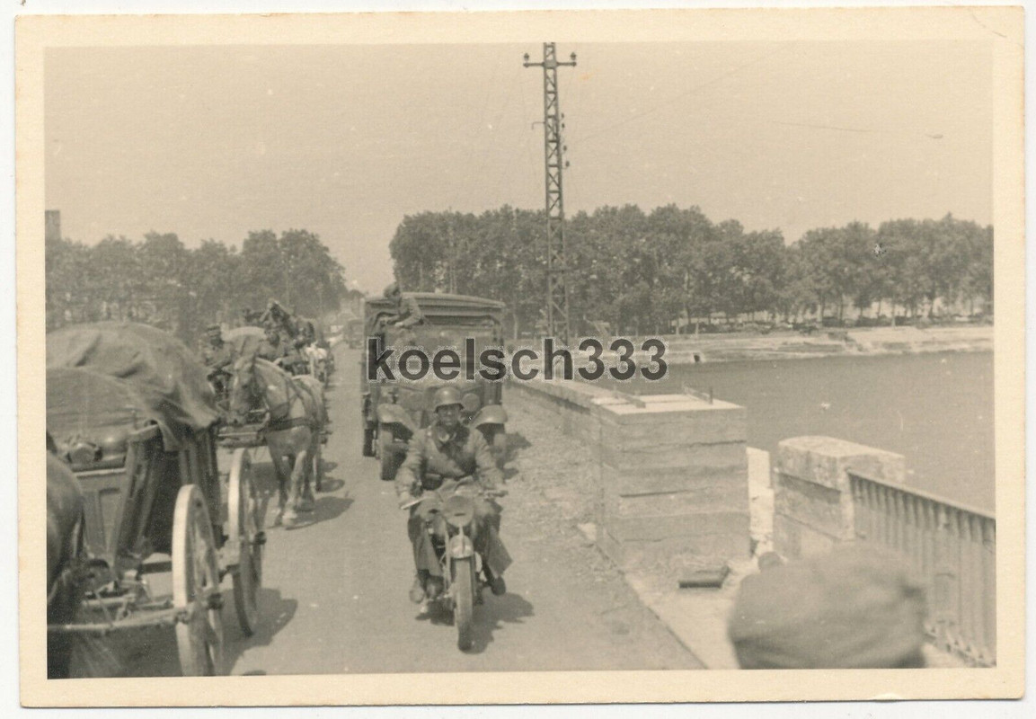 Foto Fahrzeuge und Gefechtswagen auf Loire Brücke in Meung Frankreich 1940