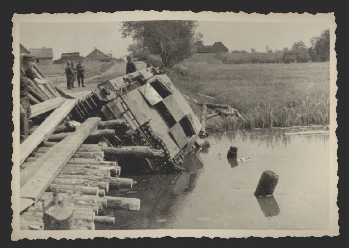 orig. Foto, abgestürztes Sturmgeschütz StuG