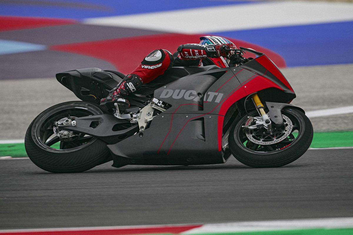 Электрический прототип Ducati V21L MotoE прошел первые испытания на треке