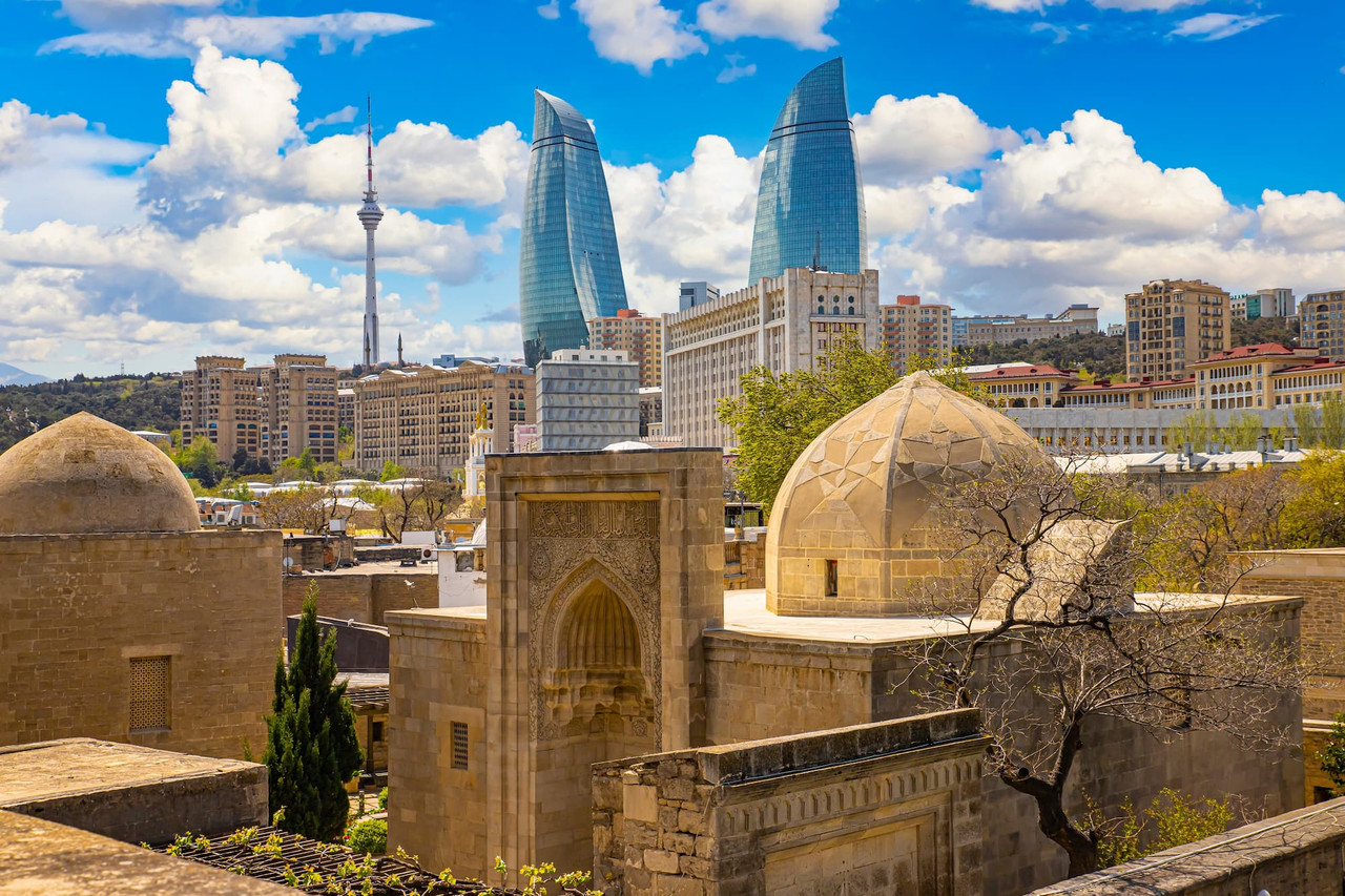 راهنمای فارسی زبان در آذربایجان